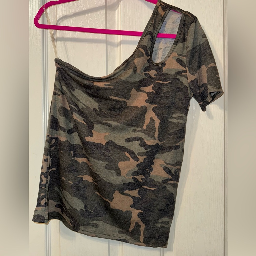 Cold Shoulder Camo T-Shirt with Shoulder Cutout